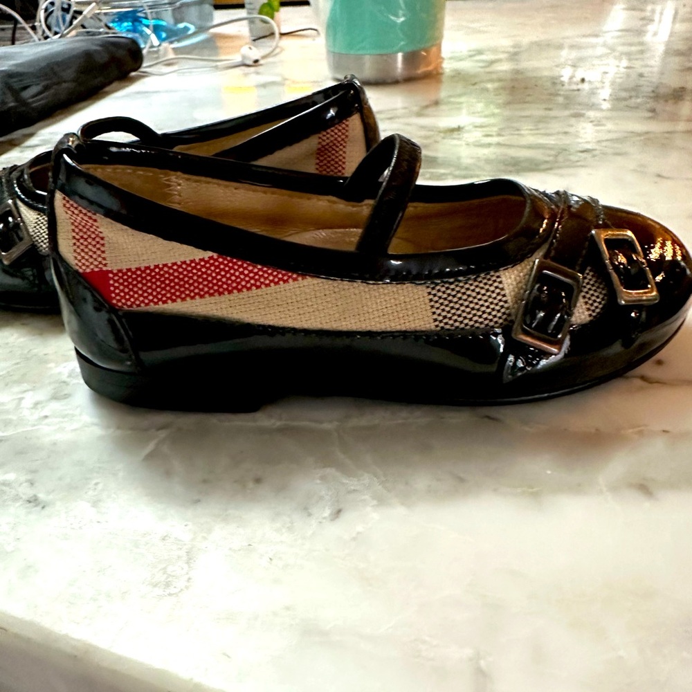 Adorable burberry shoes